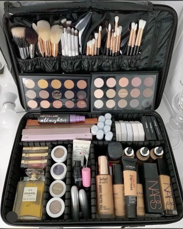 WhatsApp-Image-2025-05-21-at-09.44.48-1-600x750-1.jpeg Makeup Liquidation Pallet - Image 1